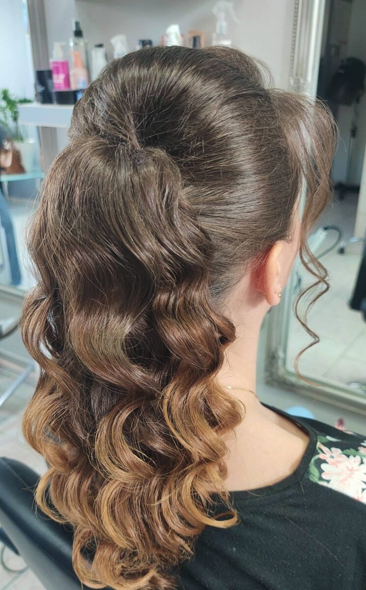 Eleganckie upięcie z lokami wykonane w salonie Doris
