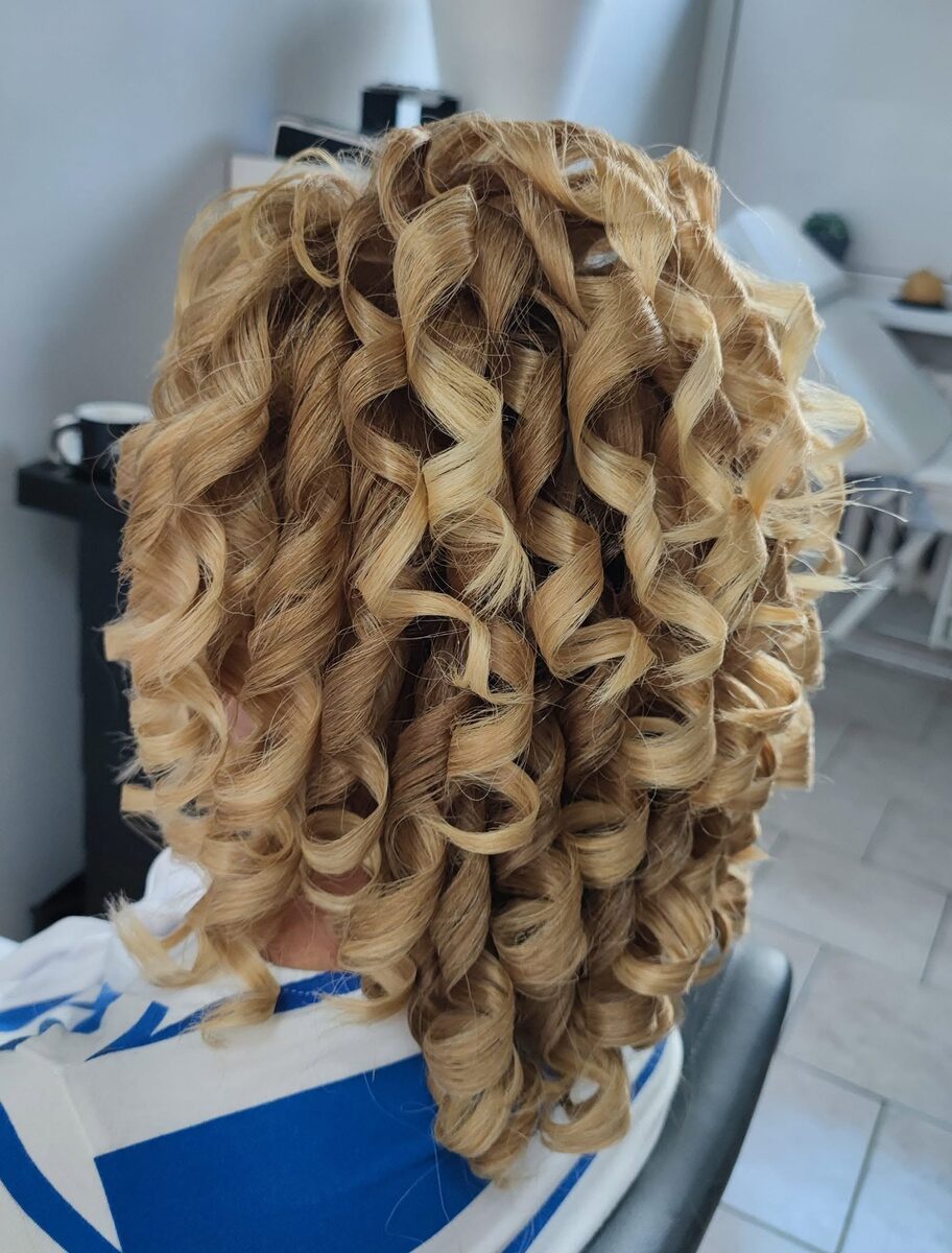 Sprężyste blond loki